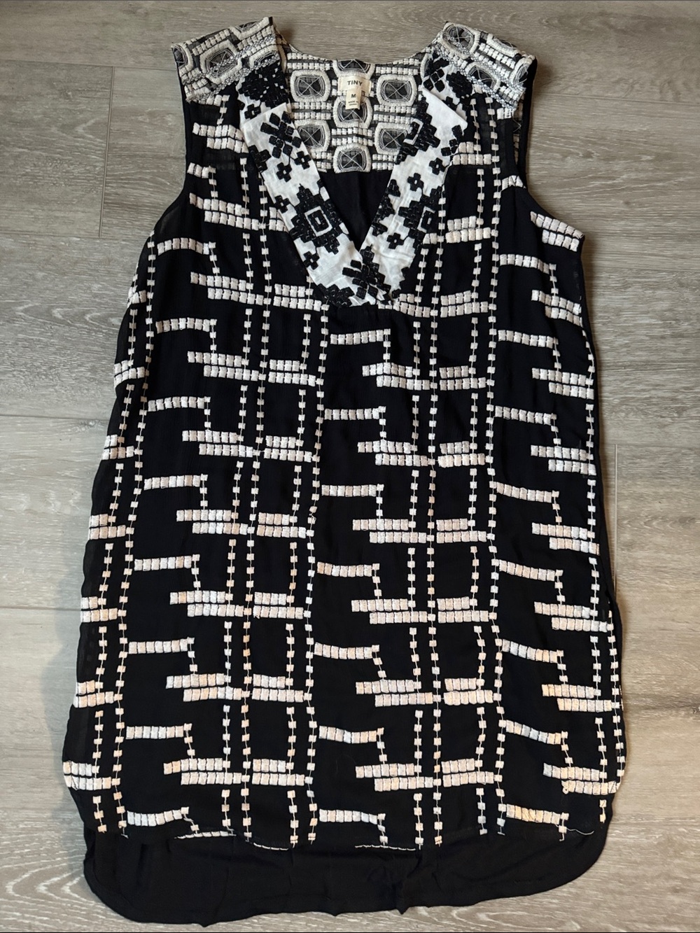 Sleeveless Black & White V-Neck Tunic-